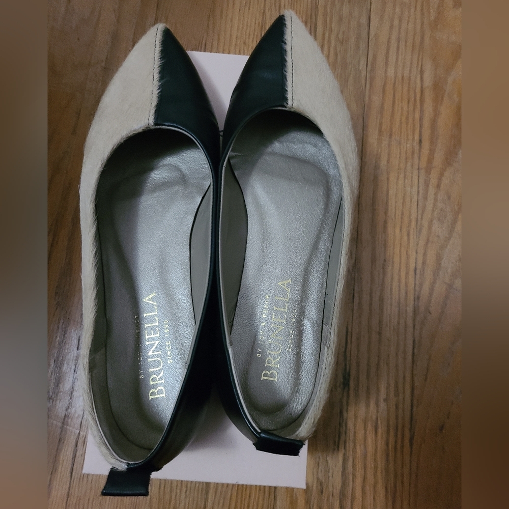 Chic Black Leather and Cream Pony Hair Two Tone Flats ladies sz 41/ 10